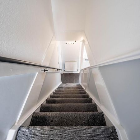 Gatwick Place - 4 Bed 2 Bath Self Contained House With Private Garden 霍利 外观 照片
