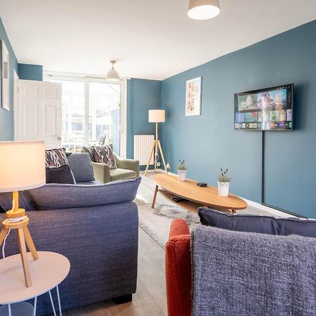 Gatwick Place - 4 Bed 2 Bath Self Contained House With Private Garden 霍利 外观 照片