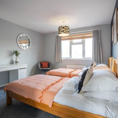 Gatwick Place - 4 Bed 2 Bath Self Contained House With Private Garden 霍利 外观 照片