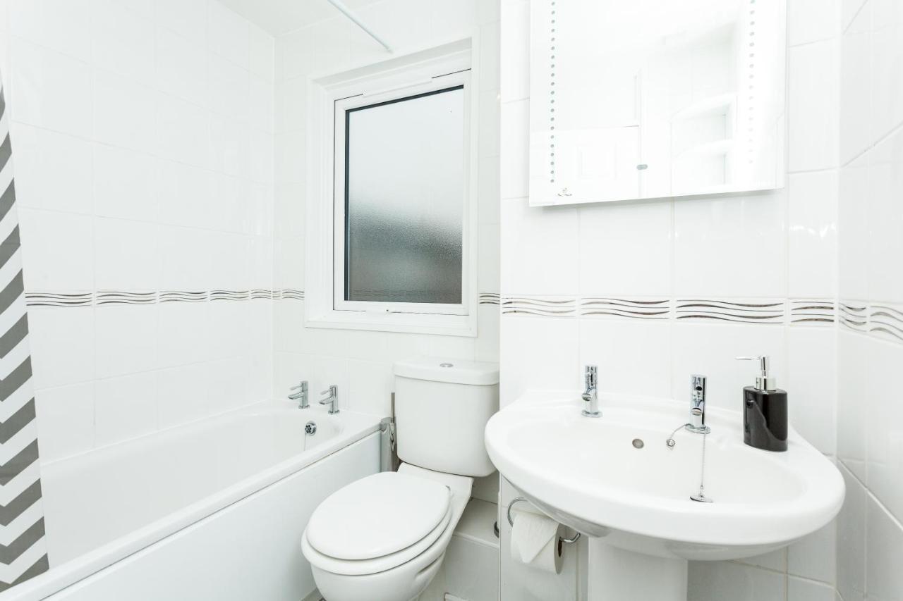 Gatwick Place - 4 Bed 2 Bath Self Contained House With Private Garden 霍利 外观 照片