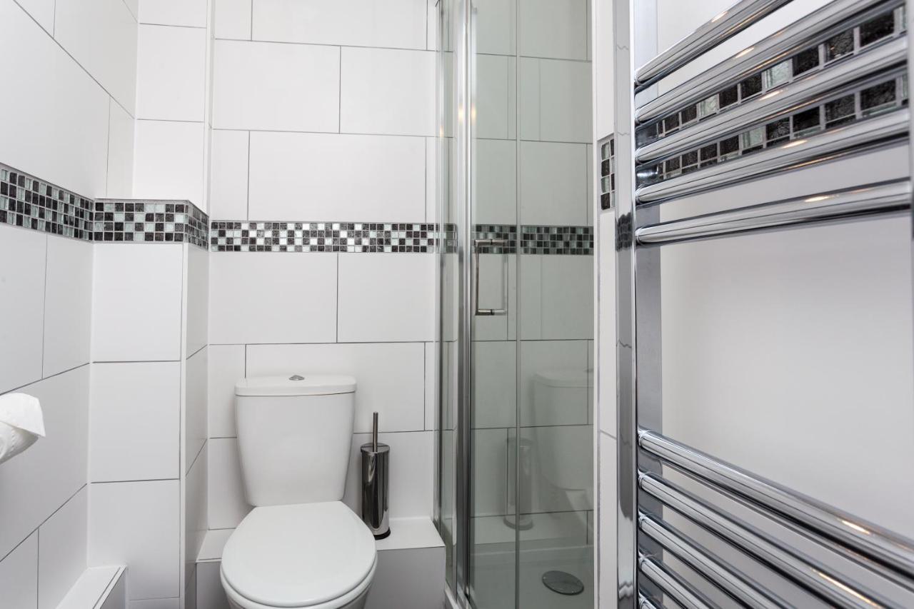 Gatwick Place - 4 Bed 2 Bath Self Contained House With Private Garden 霍利 外观 照片