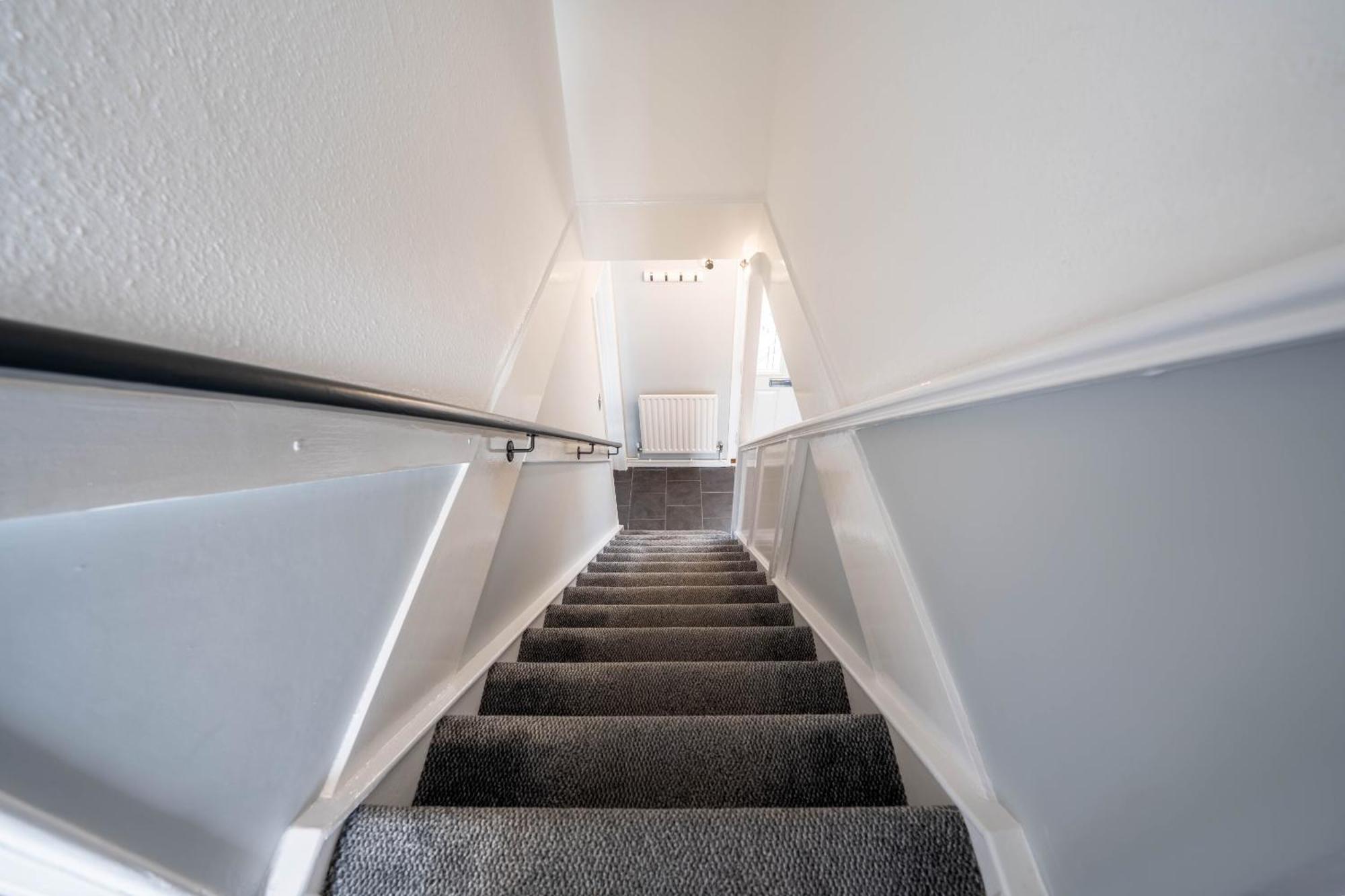Gatwick Place - 4 Bed 2 Bath Self Contained House With Private Garden 霍利 外观 照片