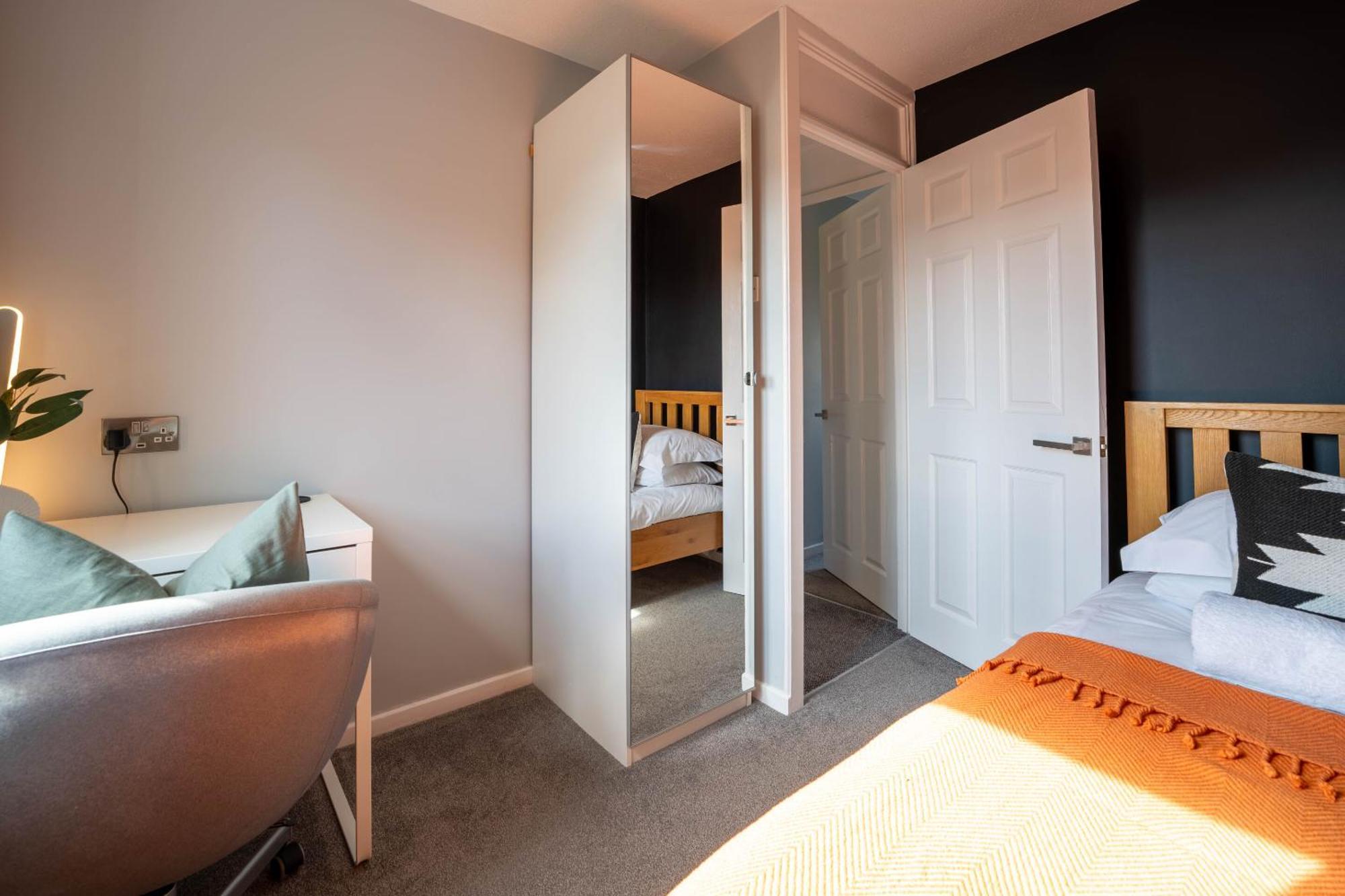 Gatwick Place - 4 Bed 2 Bath Self Contained House With Private Garden 霍利 外观 照片