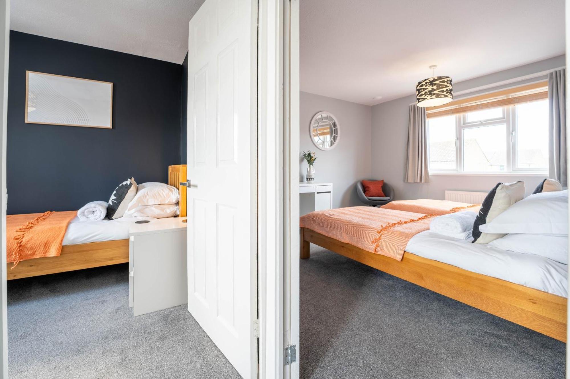 Gatwick Place - 4 Bed 2 Bath Self Contained House With Private Garden 霍利 外观 照片