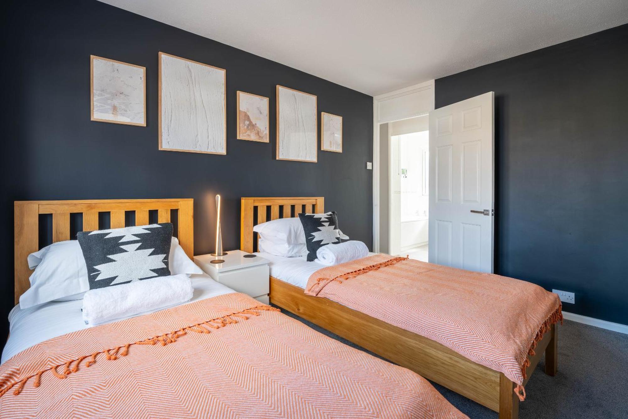 Gatwick Place - 4 Bed 2 Bath Self Contained House With Private Garden 霍利 外观 照片