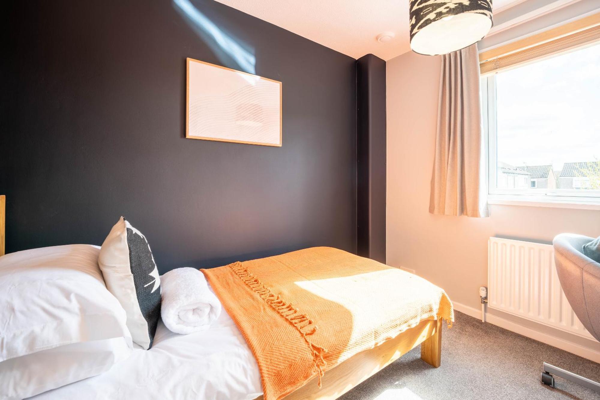 Gatwick Place - 4 Bed 2 Bath Self Contained House With Private Garden 霍利 外观 照片