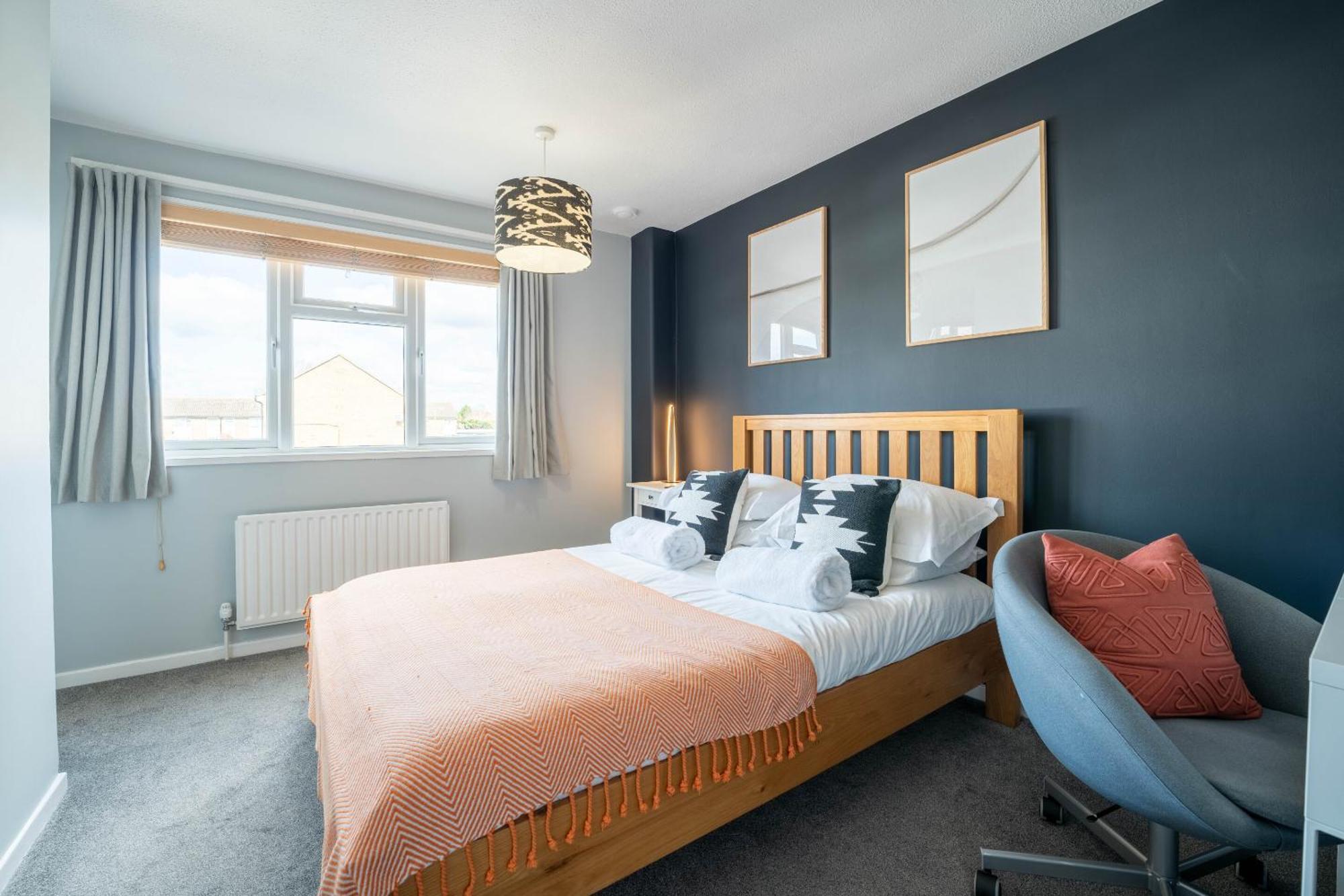 Gatwick Place - 4 Bed 2 Bath Self Contained House With Private Garden 霍利 外观 照片