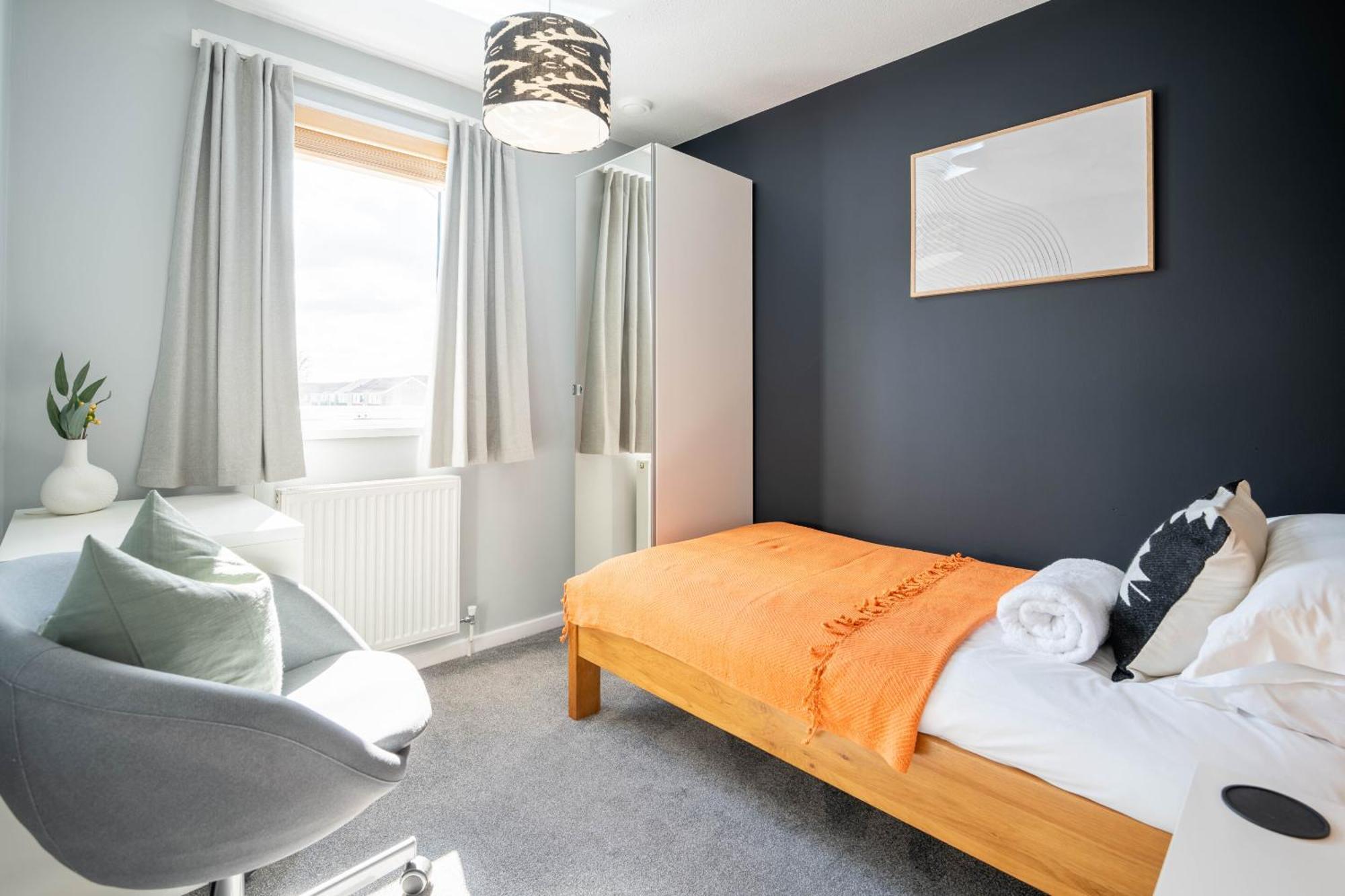 Gatwick Place - 4 Bed 2 Bath Self Contained House With Private Garden 霍利 外观 照片