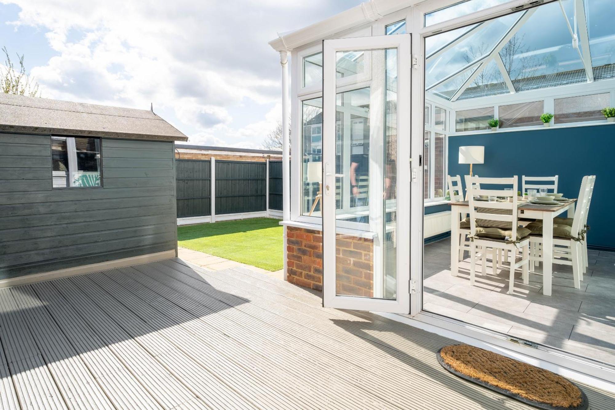 Gatwick Place - 4 Bed 2 Bath Self Contained House With Private Garden 霍利 外观 照片