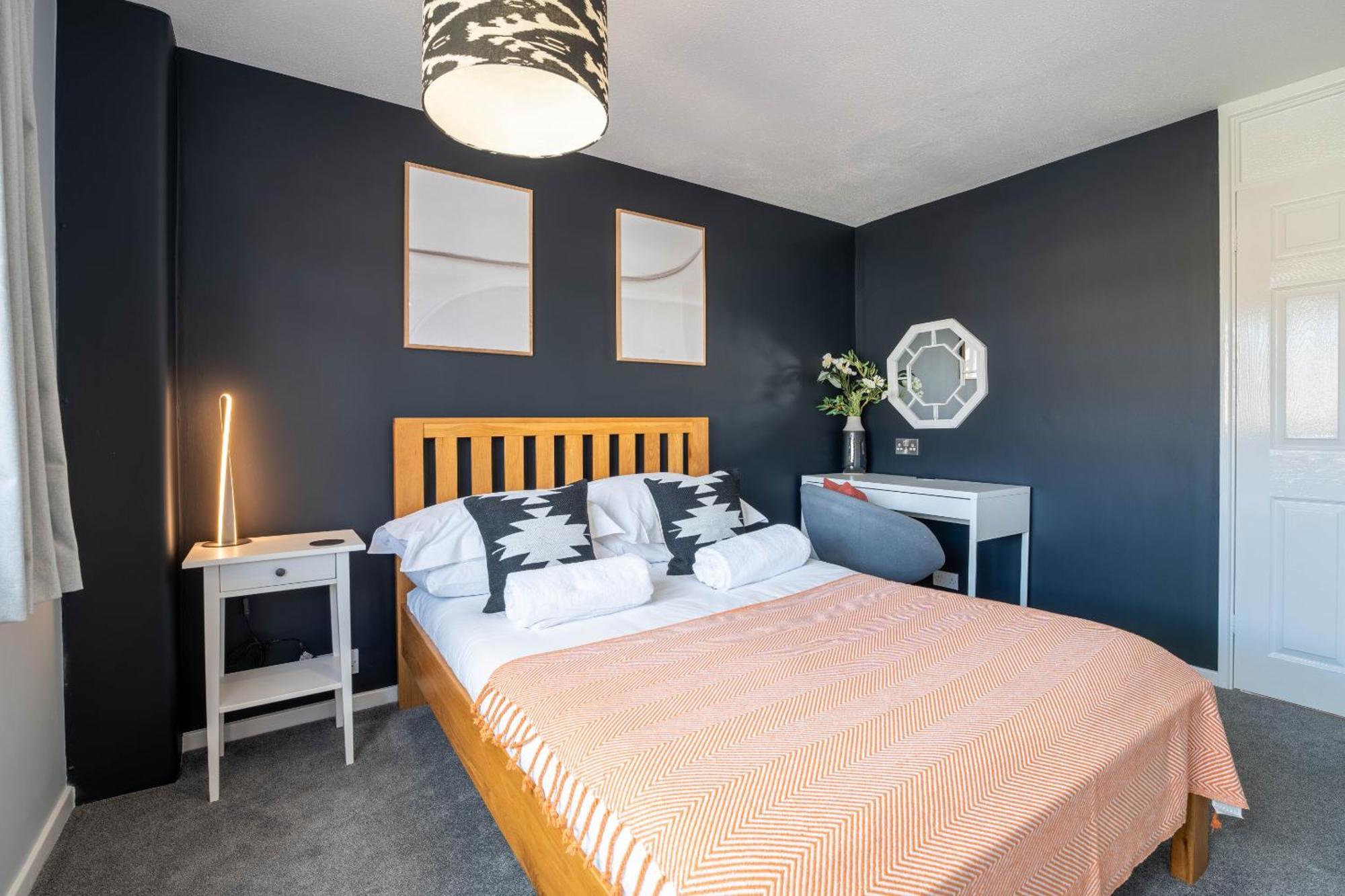 Gatwick Place - 4 Bed 2 Bath Self Contained House With Private Garden 霍利 外观 照片