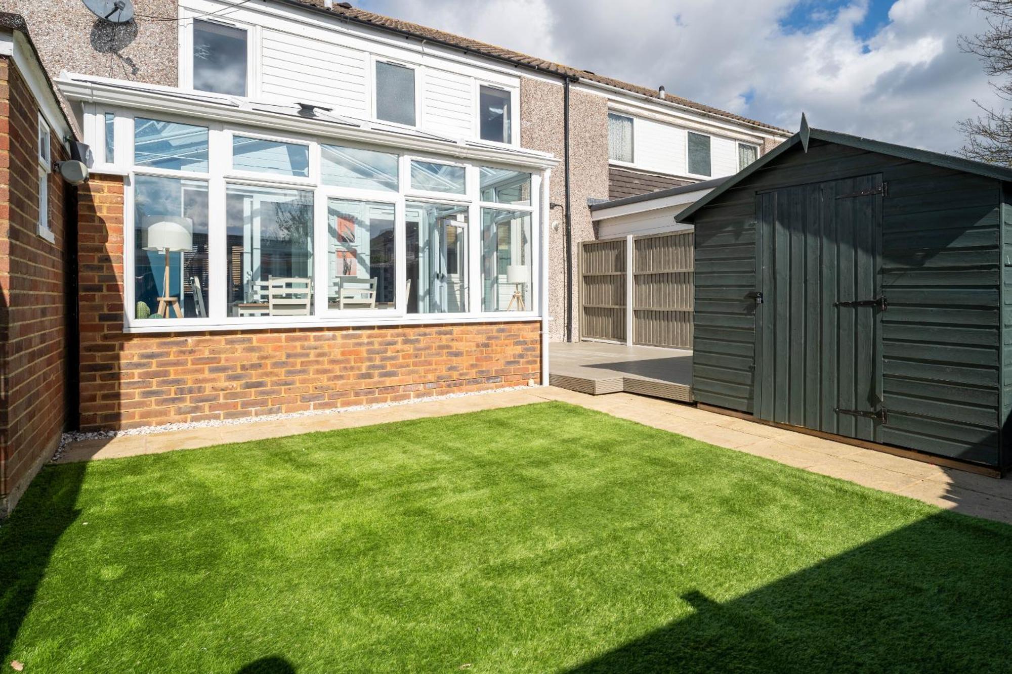 Gatwick Place - 4 Bed 2 Bath Self Contained House With Private Garden 霍利 外观 照片