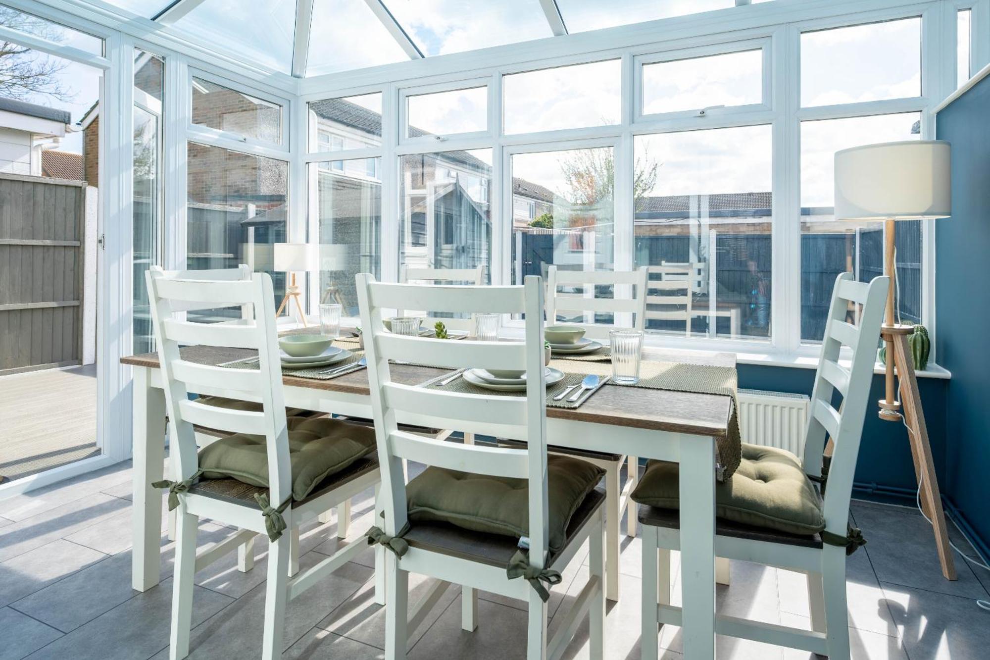 Gatwick Place - 4 Bed 2 Bath Self Contained House With Private Garden 霍利 外观 照片