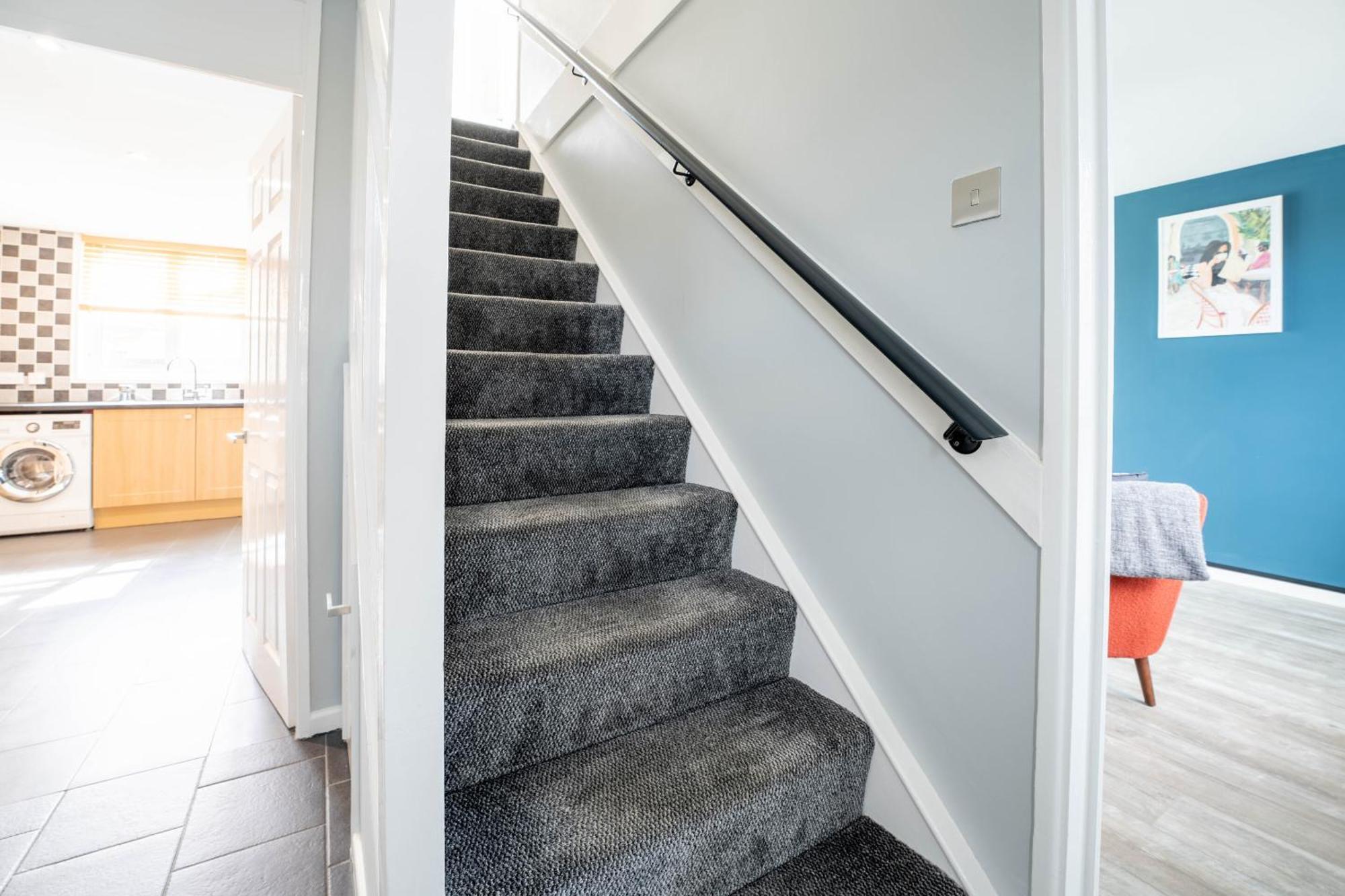 Gatwick Place - 4 Bed 2 Bath Self Contained House With Private Garden 霍利 外观 照片