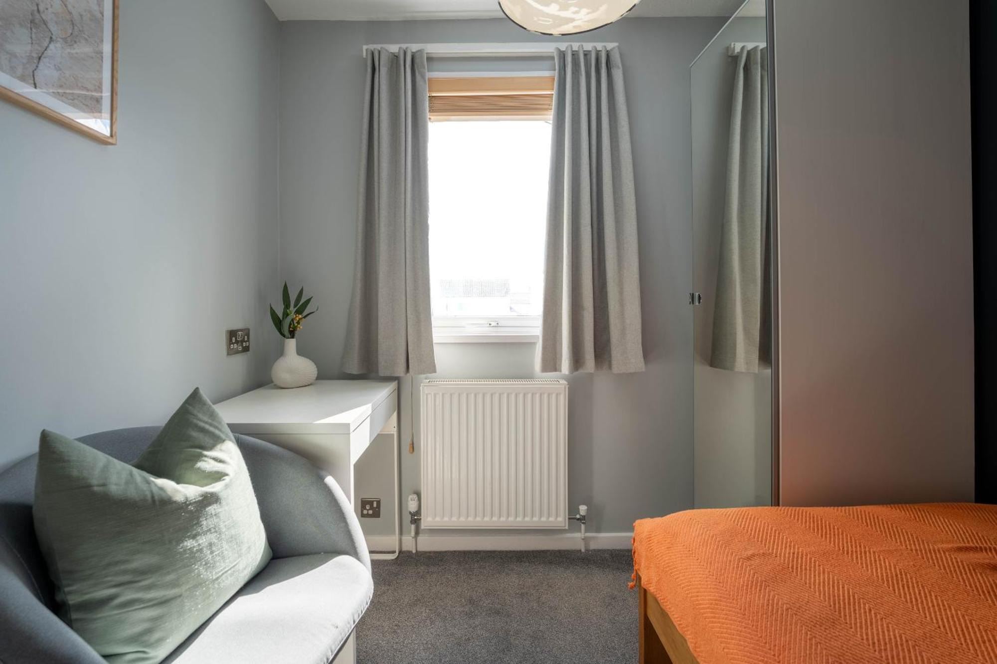 Gatwick Place - 4 Bed 2 Bath Self Contained House With Private Garden 霍利 外观 照片