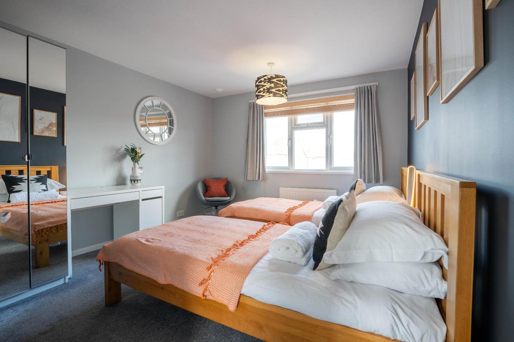 Gatwick Place - 4 Bed 2 Bath Self Contained House With Private Garden 霍利 外观 照片